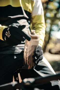 Fidlock Twist Single Bottle 590 Ersatz-Trinkflasche Transparent Schwarz 9 Fidlock Twist Single Bottle 590 Ersatz-Trinkflasche Transparent Schwarz -Ersatzteilebike fidlock single bottle 590 ml lifestyle 1 scaled