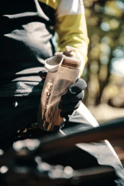 Fidlock Twist Single Bottle 590 Ersatz-Trinkflasche Transparent Schwarz 10 Fidlock Twist Single Bottle 590 Ersatz-Trinkflasche Transparent Schwarz -Ersatzteilebike fidlock single bottle 590 ml lifestyle 2 scaled