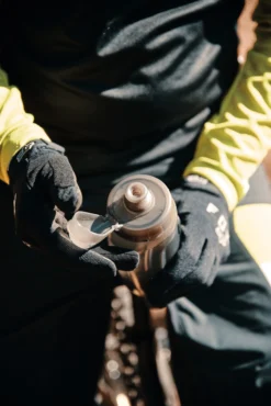 Fidlock Twist Single Bottle 590 Ersatz-Trinkflasche Transparent Schwarz 11 Fidlock Twist Single Bottle 590 Ersatz-Trinkflasche Transparent Schwarz -Ersatzteilebike fidlock single bottle 590 ml lifestyle 3 scaled